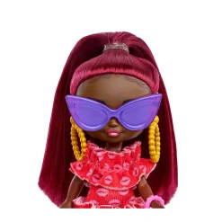 Barbie Barbie Extra Mini Minis, Bambola Con Capelli Bordeaux E Occhiali Da Sole, Abito Rosso Con Volant, Vestiti E Accessori, Giocattolo Per Bambini, 3+ Anni, Hln47