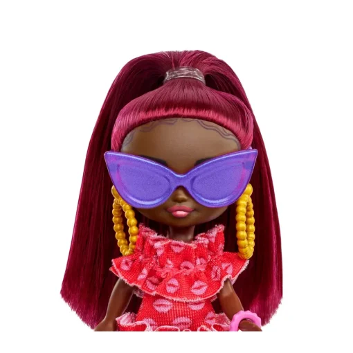 Barbie Barbie Extra Mini Minis, Bambola Con Capelli Bordeaux E Occhiali Da Sole, Abito Rosso Con Volant, Vestiti E Accessori, Giocattolo Per Bambini, 3+ Anni, Hln47