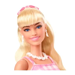 Barbie The Movie Margot Robbie, Bambola Del Film Barbie Da Collezione Con Abito Vintage A Quadretti Rosa E Bianco E Collana Con Margherita, 3+ Anni, Hpj96