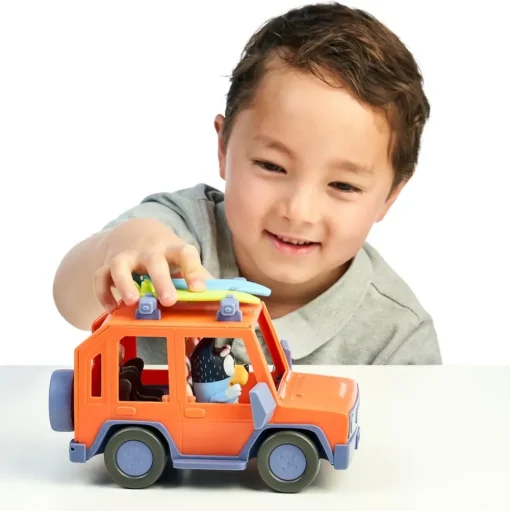 Bluey Auto 4 4, Veicolo Fuoristrada Della Famiglia, Incluso Papa Bandit Alto Circa 8 Cm E 2 Tavole Da Surf, Come Visto In Tv